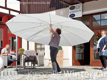 Vorführung eines großen Gartenschirms - Sonnenschirms - robust & langlebig, mit Neigungswinkel
