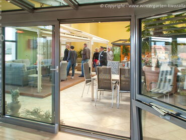 Wohnwintergarten mit Schiebeelementen mit Außenjalousien, Außenraffstore