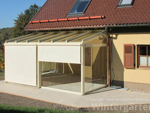 Modernes Glashaus (Kaltwintergarten) mit Glasschiebe-Elementen + Sicht- und Sonnenschutz - Ansicht von Außen