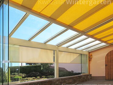 Glashaus/Sommergarten mit integiertem Sonnenschutz - Innenansicht Terrassenüberdachung mit Markisen