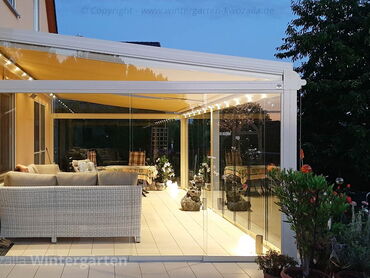 Referenz - Glashaus mit LED Beleuchtung + Möbel von der "Galerie Kwozalla" am Abend