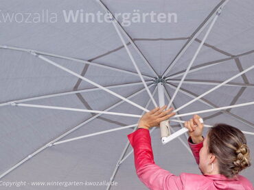 Individueller Ampelschirm - Sonnenschirm - Vorführung, aufspannen des Schirms