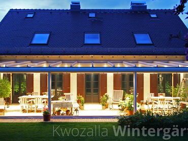Terrassenüberdachung mit LED-Beleuchtung am Abend - KWOZALLA Wintergärten