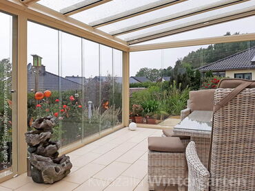 Referenz - Glashaus mit flexiblen Seitenwänden + Möbel von der "Galerie Kwozalla"