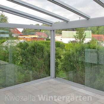 Sommergarten mit Blick ins Grüne - Glashaus mit transparenter Verglasung
