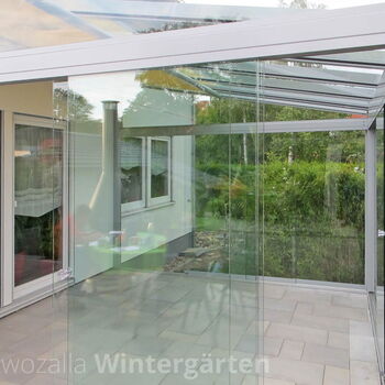 Verglaste Terrasse mit rahmenlosen Schiebelementen aus Glas in Sachsen von Kwozalla