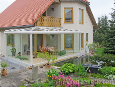 Glashaus - überdachte Terrasse mit transparenter Verglasung zum schieben / Sommergarten in Sachsen von Kwozalla