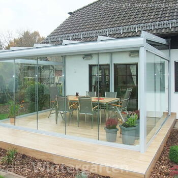 Moderne Terrassenverglasung als Windschutz, Schiebeelemente im Außenbereich