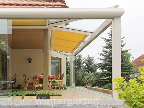 Sommergärten ums Eck mit Glasschiebewänden