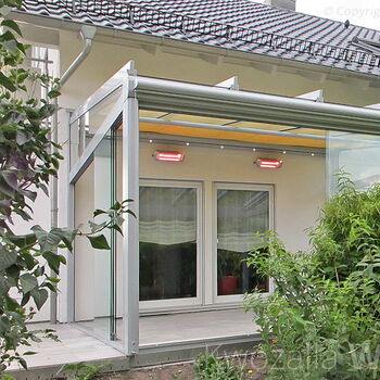 Infrarot-Heizstrahler lassen sich einfach an der Wand montieren und steht dadurch nicht im Weg.