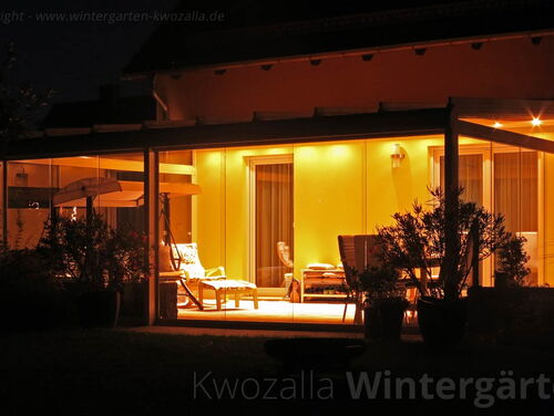 Kalt Wintergarten mit stimmungsvoller LED-Beleuchtung, Nachtaufnahme 03