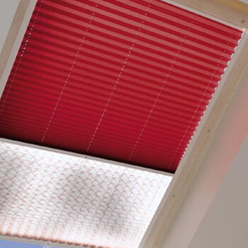 Plissee oder Faltstores für Dachfenster in rot - Plissee nach Maß. Auf Wunsch mit Montage