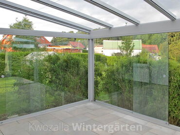 Glashaus - Ansicht nach außen, rahmenlose Schiebeverglasung