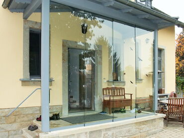 Verglaster Hauseingang - Schiebeanlage aus Glas, geschlossen