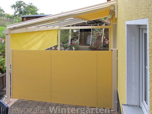 Ansicht der Terrasse nach dem Umbau - Terrassenüberdachung mit innenliegendem Sonnenschutz + seitlichem Sicht- und Wetterschutz